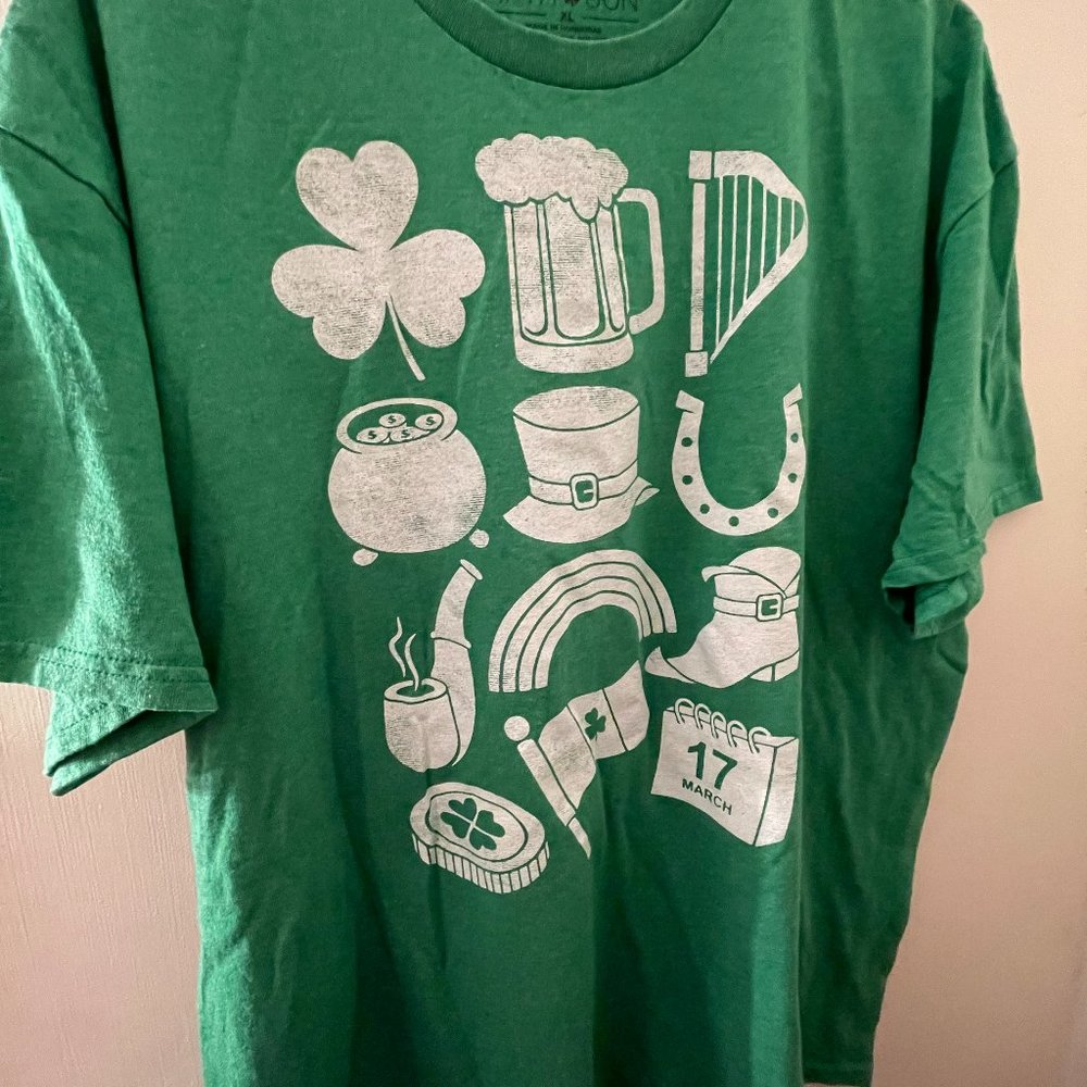 St Patrick's Day Fifth Sun XL Men's T-Shirt w/ a Clover, Horseshoe Symbols Etc